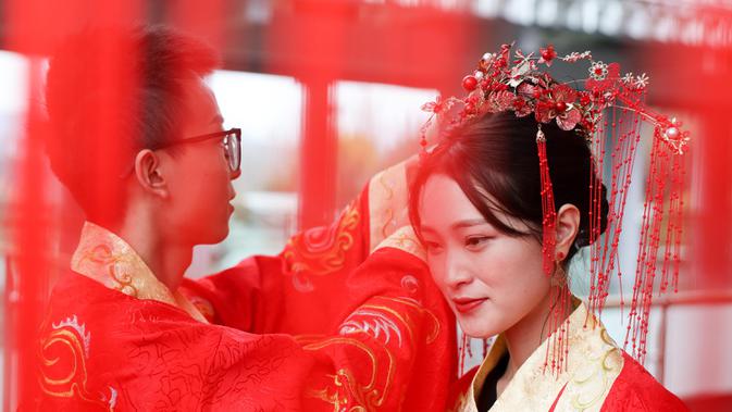 Hiasan kepala seorang pengantin wanita ditata dalam sebuah upacara pernikahan tradisional yang diadakan di Guiyang, ibu kota Provinsi Guizhou, China barat daya, pada 16 November 2020. (Xinhua/Ou Dongqu)
