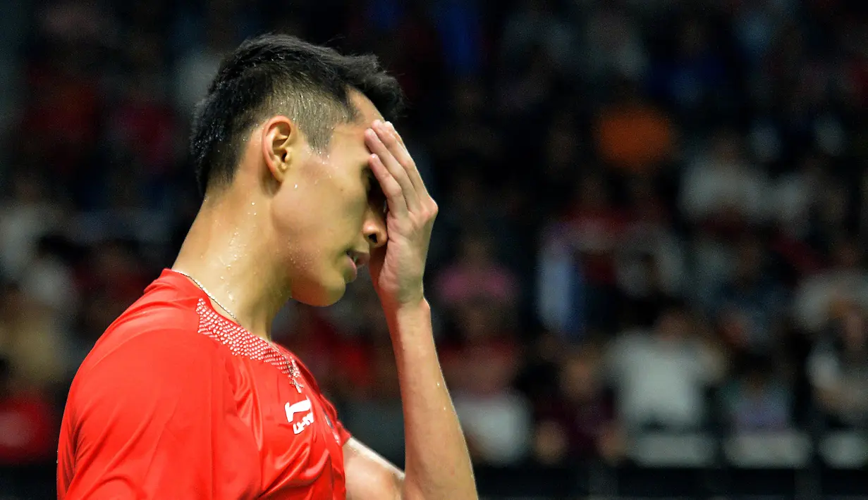 Pebulu tangkis tunggal Indonesia, Jonatan Christie mengusap wajahnya saat melawan Kenta Nishimoto asal Jepang pada babak semifinal Asian Games 2018 di Istora Senayan, Jakarta, Senin (27/8). Jonatan menang lewat rubber game. (ANTARA FOTO/INASGOC/tom/18)