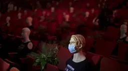Manekin bermasker ditempatkan untuk jaga jarak sosial di sebuah gedung teater di Madrid, Spanyol, Rabu (17/6/2020). PM Spanyol Pedro Sanchez akan menggelar upacara kenegaraan pada 16 Juli 2020 untuk menghormati lebih dari 27.000 orang yang meninggal karena COVID-19. (AP Photo/Manu Fernandez)