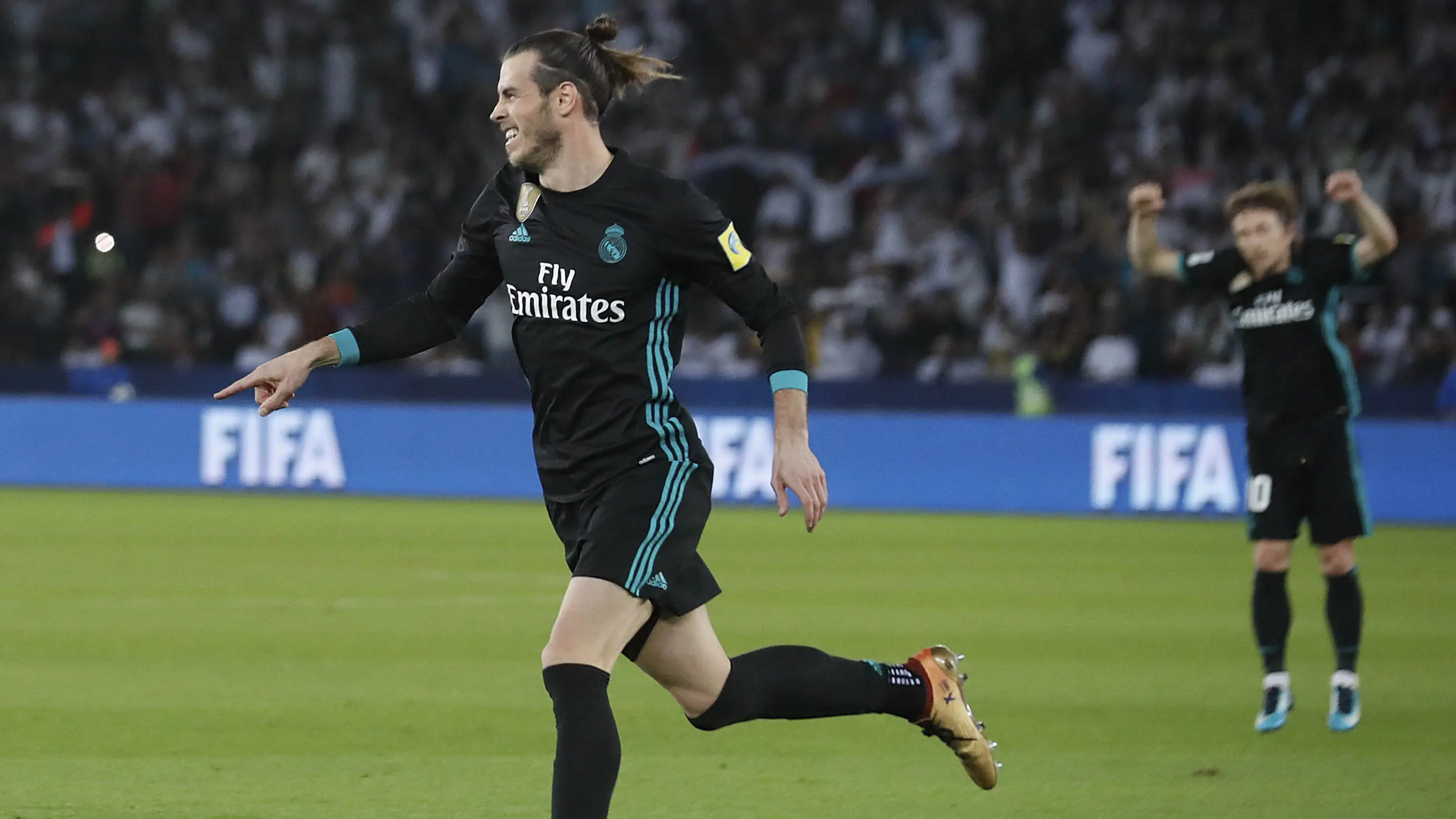 Striker Real Madrid, Gareth Bale, melakukan selebrasi usai mencetak gol ke gawang Al-Jazira pada laga semifinal Piala Dunia Antarklub 2017 di Stadion Zayed Sport City, Rabu (13/12/2017). Real Madrid menang 2-1 atas Al-Jazira. (AP/Hassan Ammar)