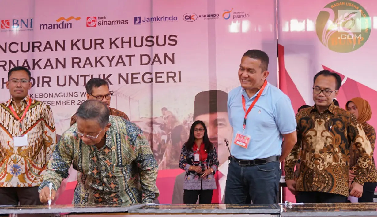 Menko Perekonomian, Darmin Nasution (tengah) disaksikan Direktur Operasional Ritel Askrindo, Anton Fadjar Siregar menandatangani prasasti kandang komunal mitra binaan Askrindo di Wonogiri, Jawa Tengah, Kamis (6/12). (Liputan6.com/HO/Iqbal)