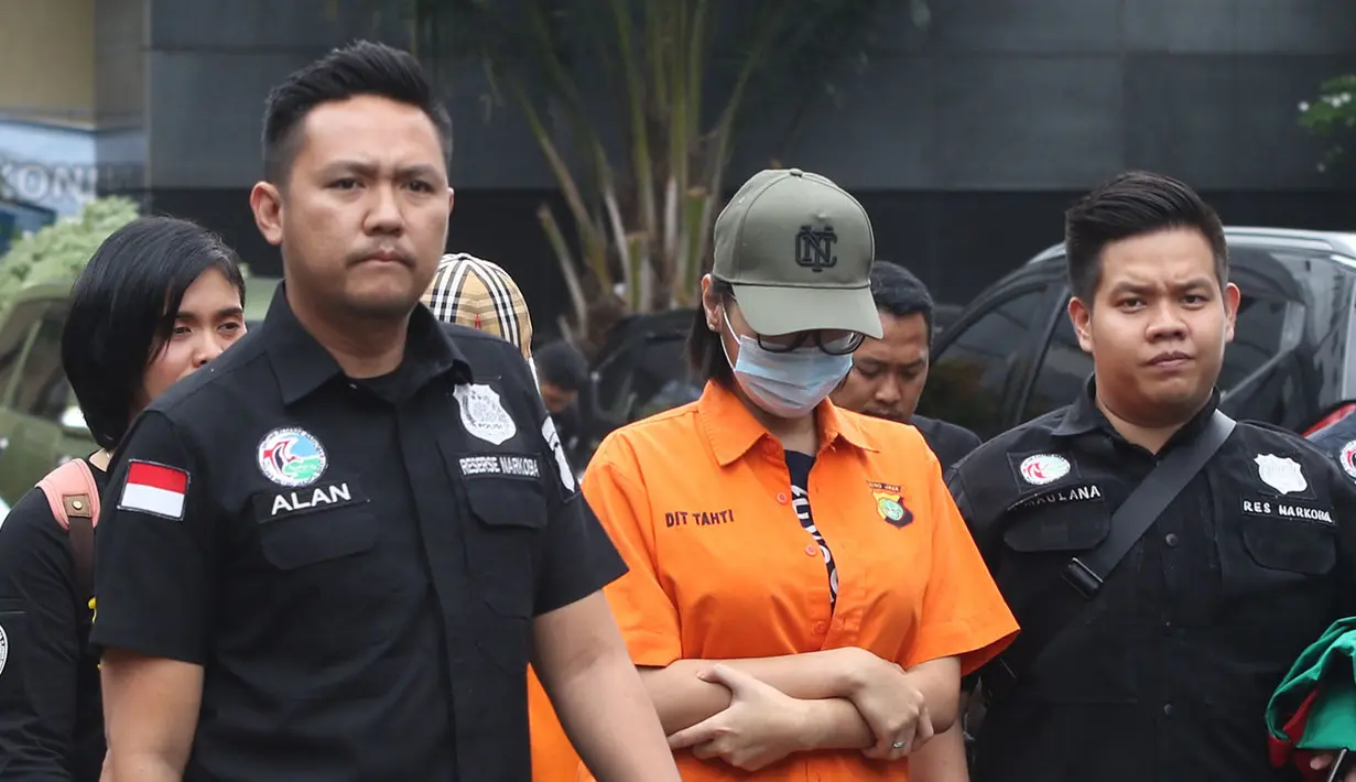 Tersangka yang juga selebgram Lucinta Luna dihadirkan dalam rilis pemusnahan narkoba di Mapolda Metro Jaya, Rabu (19/2/2020). Barang bukti merupakan hasil temuan dijajaran Polres selama Januari 2020 seperti sabu, ganja, esktasi, heroin, happy five dan gorilla. (Liputan6.com/Herman Zakharia)