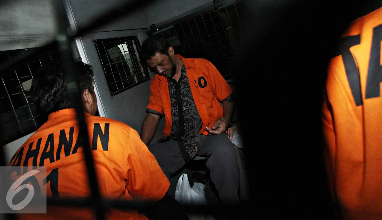 Tersangka berada di dalam mobil tahanan usai jalani sidang perdana dugaan terorisme di Pengadilan Negeri Jakarta Barat, Senin (12/10/2015). Sebanyak delapan simpatisan diduga terkait dengan organisasi radikal  ISIS. (Liputan6.com/Immanuel Antonius)