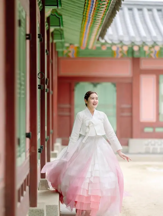 Pesona bak sang putri ini diperlihatkan Athaya dengan wajah glowing tanpa makeup [@asyaaysa]