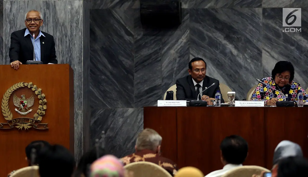 Wakil Ketua DPR Agus Hermanto memberi sambutan disaksikan Menteri LHK, Siti Nurbaya (kanan) dan Wakil Ketua Komisi VII DPR, Setya Widya Yudha (tengah) dalam pertemuan membahas udara bersih, di Gedung DPR, Jakarta, Kamis (5/10). (Liputan6.com/JohanTallo)