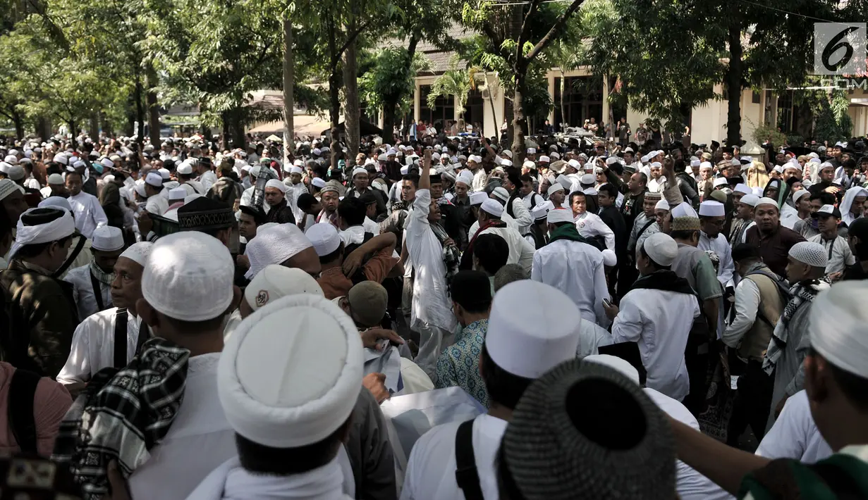 Ratusan pendukung HTI berkumpul di luar gedung PTUN saat menunggu putusan sidang gugatan, Jakarta, Senin (7/5). Mereka juga menyerukan untuk melakukan banding terhadap putusan Majelis Hakim PTUN. (Merdeka.com/Iqbal S Nugroho)
