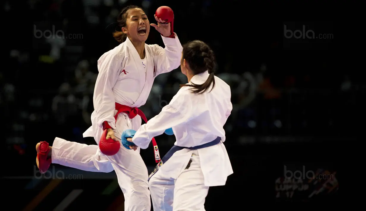 Karateka Indonesia, Srunita Sari, saat melawan karateka Thailand, Paweena Raksachart, pada cabang karate kelas kumite bawah 50 kg di KLCC, Kuala Lumpur, Selasa (22/8/2017). Srunita berhasil meraih emas untuk Indonesia. (Bola.com/Vitalis Yogi Trisna)