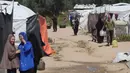 Lebih dari 95% air di Gaza tidak layak konsumsi, kondisi ini memaksa warga Palestina di Gaza bertahan hidup dengan pasokan air yang sangat terbatas. Tampak dalam foto, warga mengambil air minum di kamp pengungsi Bureij, Jalur Gaza Tengah pada 28 April 2026. (Eyad Baba/AFP)