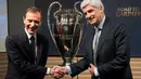 Director of Institutional Relations of Real Madrid CF Emilio Butragueno bersalaman dengan Managing director of Club Atletico de Madrid Clemente Villaverde saat pengundian Semi Final Liga Champions, Swiss (21/4). (Jean-Christophe Bott/Keystone via AP)