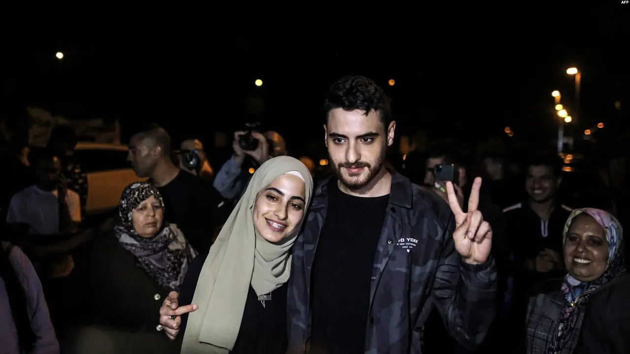 Duaa ktivis Palestina yang merupakan saudara kembar, Mona dan Muhammad el-Kurd, berfoto setelah dibebaskan oleh pihak berwenang Israel di kawasan Sheikh Jarrah di bagian timur Yerusalem yang diduduki Israel, Minggu, 6 Juni 2021. (AFP)
