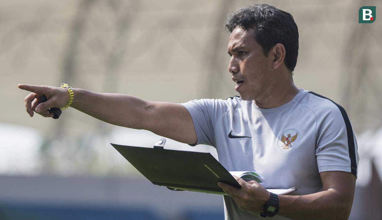 Pelatih Timnas Indonesia, Bima Sakti, memberikan instruksi saat latihan di Stadion Wibawa Mukti, Jawa Barat, Selasa (6/11). Latihan ini merupakan persiapan jelang Piala AFF 2018. (Bola.com/Vitalis Yogi Trisna)
