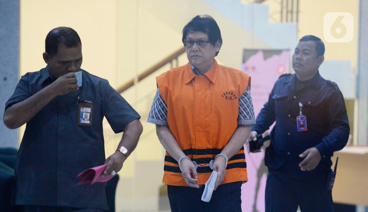 Mantan Kepala DPKAD Kota Bandung Herry Nurhayat (tengah) usai menjalani pemeriksaan penyidik di Gedung KPK, Jakarta, Senin (27/1/2020). KPK resmi menahan Herry Nurhayat terkait dugaan korupsi  pengadaan tanah untuk RTH di lingkungan Pemerintah Kota Bandung Tahun 2012-2013. (merdeka.com/Dwi Narwoko)