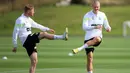 Pemain Manchester City Kevin De Bruyne (kiri) dan Erling Haaland saat sesi latihan di tempat latihan Manchester City di Manchester, Inggris, 13 September 2022. Manchester City akan menghadapi Borussia Dortmund pada pertandingan sepak bola Grup G Liga Champions. (Lindsey Parnaby/AFP)