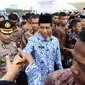 Usai upacara, para PNS berebut untuk bersalaman dengan Presiden Jokowi, Jakarta, Senin (1/12/2014). (Liputan6.com/Faizal Fanani)