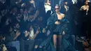 Model AS Bella Hadid berjalan diatas catwalk mengenakan rancangan karya Alexandre Vauthier dalam Haute Couture musim panas 2018 fashion show di Paris (23/1). (AFP Photo/Francois Guillot)