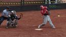 Pemain Singapura, Joshua mencoba melepaskan pukulan saat melawan Taiwan pada laga Asian Softball Championship di Senayan, Jakarta,Selasa (24/4/2018). Singapura menang 12-4. (Bola.com/Nick Hanoatubun)