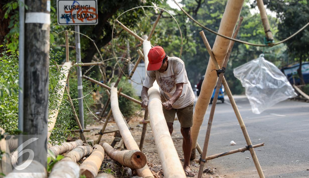 Pohon pinang yang sudah dihaluskan dijual dengan harga Rp 900 ribu hingga Rp 1 juta per batang untuk lomba panjat pohon pinang memeriahkan HUT Kemerdekaan RI 17 Agustus, Jakarta, Senin (10/8/2015). (Liputan6.com/Yoppy Renato)