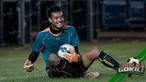 Video Replay penyelamatan gemilang yang dilakukan kiper Arema Cronus, Kurnia Meiga memblok tendangan Boaz Solossa.