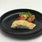 Ikan parmesan panggang dan salad udang mangga. (Liputan6.com/Putu Elmira)