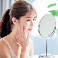 Ilustrasi perempuan menggunakan skincare. (c) ryanking999/Depositphotos