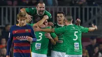Para pemain Villanovense merayakan gol ke gawang Barcelona pada laga Copa del Rey di Camp Nou, Barcelona, Kamis (3/12/2015) dini hari WIB. (AFP/Lluis Gene)