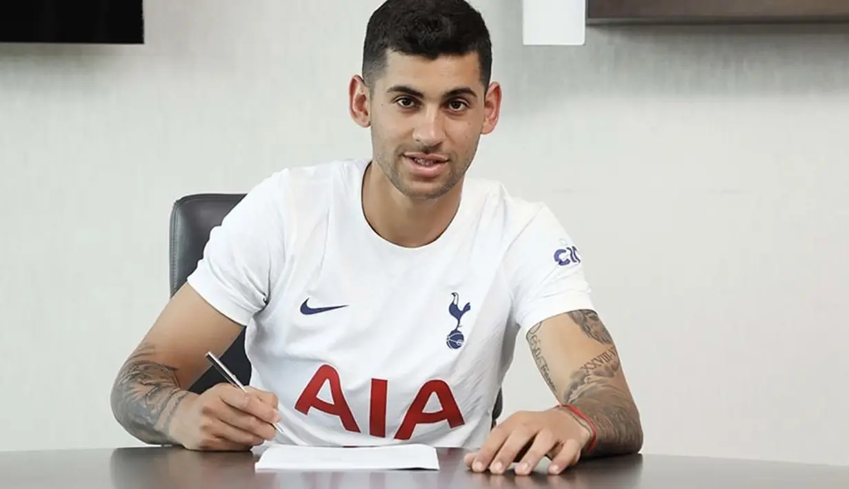 Cristian Romero. Bek tengah berusia 23 tahun ini didatangkan Tottenham Hotspur dari Atalanta yang tengah dipinjamkan Juventus pada awal musim 2021/2022. Ia dipinjam dari Juventus dengan opsi pembelian di akhir musim dan telah tampil dalam 7 laga bersama Tottenham. (premierleague.com)