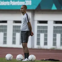 Pelatih Timnas Indonesia, Kurniawan Dwi Yulianto, mengamati anak asuhnya saat latihan di Stadion Wibawa Mukti, Jawa Barat, Senin (10/9/2018). Latihan ini persiapan jelang laga uji coba melawan Mauritius. (Bola.com/Vitalis Trisna)