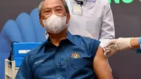 PM Malaysia Muhyiddin Yassin disuntik vaksin COVID-19 buatan Pfizer. Dok: Twitter @MuhyiddinYassin