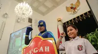 Pahlawan Bertopeng Hadiri Peringatan Hari Anti-Narkoba di Istana