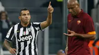 Selebrasi penyerang Juventus, Carlos Tevez usai menjebol gawang AS Roma di laga Serie A Italia di Turin, (6/10). (REUTERS/Alessandro Garofalo)