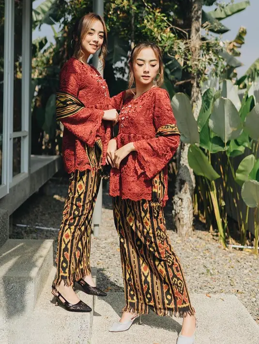 Keduanya kompak mengenakan kebaya maroon yang dipadukan dengan kain batik dan high heels. (Liputan6.com/IG/@azaliabiandaavissa)