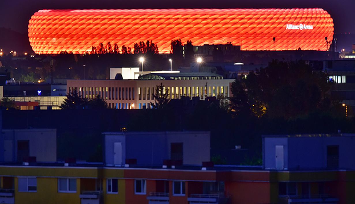 Pemandangan pemukiman warga dengan latar belakang keindahan lampu LED baru di Stadion Allianz-Arena, Jerman, Rabu (12/8/2015). (EPA/Peter Kneffel)