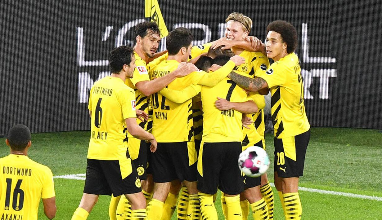 Para pemain Borussia Dortmund merayakan gol yang dicetak oleh Marco Reus ke gawang Bayern Munchen pada laga Bundesliga di Stadion Signal Iduna Park, Sabtu (7/11/2020). Bayern menang dengan skor 3-2. (AP Photo/Martin Meissner, Pool)
