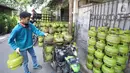 Pekerja mengangkut tabung gas elpiji 3Kg di salah satu agen di kawasan Jakarta, Senin (13/6/2022). PT Pertamina (Persero) menerima tambahan belanja BBM dan LPG sebesar Rp235 miliar. Dengan tambahan alokasi subsidi tersebut, Pemerintah bersama Pertamina memastikan sampai hari ini harga Pertalite, Solar Bersubsidi dan LPG 3 Kg tidak naik. (Liputan6.com/Angga Yuniar)