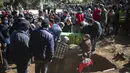 Peti jenazah Rayan Oram (5) diturunkan ke dalam makam saat pemakamannya di Desa Ighran, Provinsi Chefchaouen, Maroko, 7 Februari 2022. Rayan Oram meninggal setelah terjebak selama lima hari dalam sumur kering sedalam 32 meter. (AP Photo/Mosa'ab Elshamy)