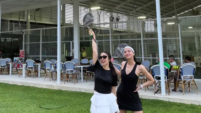 Gaya padel Febby Rastanty dan Median saat Padel di Bali. [@medinadinaaa]