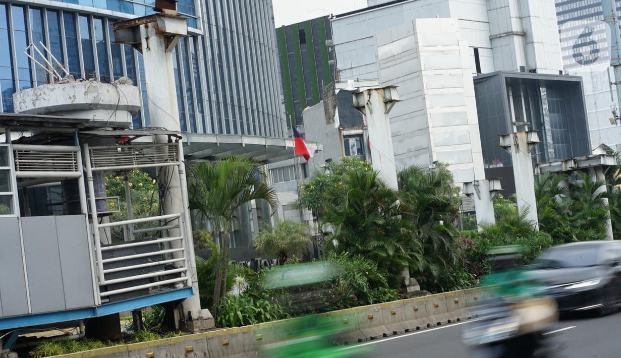 Tiang pancang bekas JPO Tosari menjulang di Jalan Jenderal Sudirman, Jakarta, Selasa (29/9/2020). JPO yang telah dibongkar dan berganti pelican crossing kondisinya dibiarkan terbengkalai, meskipun keberadaannya tidak berfungsi lagi serta mengganggu estetika kota. (Liputan6.com/Immanuel Antonius)