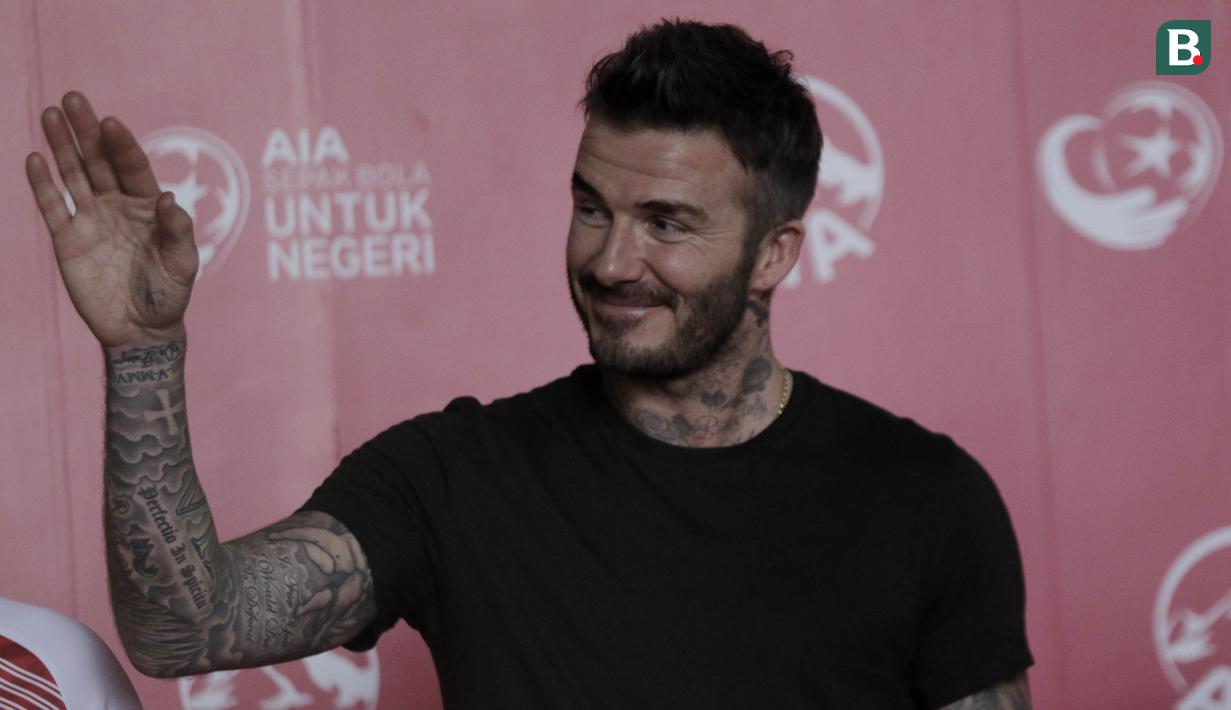 Legenda sepak bola Inggris, David Beckham, menyapa fans di Stadion Soemantri Brodjonegoro, Jakarta, Minggu (25/3/2018). AIA membagikan 10.000 bola kepada akademi sepak bola di Indonesia. (Bola.com/M Iqbal Ichsan)