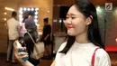 Peserta sedang mencoba produk Laneige saat Laneige x Fimela Christmas dinner : Sparkle My Way di Jakarta, Kamis (20/12). Laneige x Fimela Christmas dinner : Sparkle My Way menghadirkan workshop session "wax sachet". (Liputan6.com/Herman Zakharia)