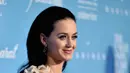 Senyum Katy Perry saat berpose menghadiri acara tahunan UNICEF Snowflake Ball ke-12 di Cipriani Wall Street di New York City, AS (29/11). Katy Perry tampil cantik dengan gaun seksi bermotif bunga berwarna cream. (AFP Photo/Angela Weiss)