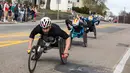 Para atlet dari berbagai negara bersaing mengikuti kejuaraan balap kursi roda kategori pria dalam ajang Boston Marathon ke-121 di Boston, Senin (17/4). (Kayana Szymczak/Getty Images/AFP)