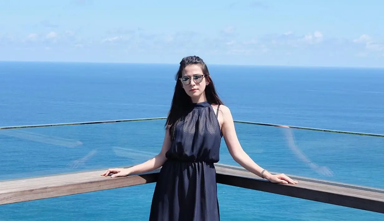 Pemilik 691 ribu followers di Instagram selalu berhasil memadu padankan baju yang ia kenakan dengan background saat berfoto. Seperti baju warna hitam sangat cocok dengan background lautan warna biru. Gayanya yang modis ini sangat menarik untuk diikuti. (Liputan6.com/IG/@rinadiana_8)