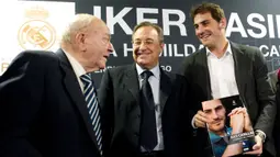 Nama yang lebih dulu tersiar sebelum Ronaldo dan Mourinho adalah Iker Casillas (kanan). Perez (tengah) menyebut jika Casillas adalah penipu terbesar di Madrid. Dirinya juga menambahkan bahwa salah satu legenda kiper Los Blancos itu bukanlah kiper yang bagus. (Foto: Pierre-Philippe Marcou)