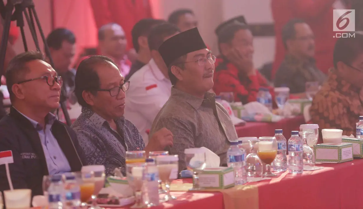 Ketua Umum ICMI Jimly Asshiddiqie (kanan), Ketua Umum PAN Zulkifli Hasan (kiri) dan Ketua Umum ATVSI Ishadi saat menghadiri acara Syukuran PKPI di Cipayung, Jakarta, Jumat (29/12). (Liputan6.com/Faizal Fanani)