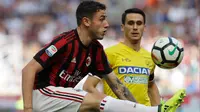 Bek AC Milan, Davide Calabria berusaha mengontrol bola dari kawalan pemain Udinese, Kevin Lasagna saat bertanding pada lanjutan Liga Serie A Italia di stadion San Siro, Milan, (17/9). AC Milan menang atas Udinese 2-1. (AP Photo/Luca Bruno)