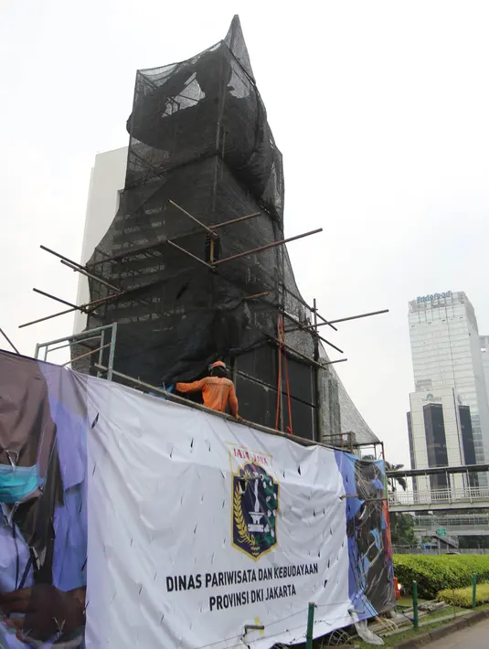 Petugas melakukan perawatan Patung Jenderal Sudirman di Jakarta, Senin (16/4). Perbaikan Patung tersebut untuk merawat agar patung tetap dalam kondisi baik dan tidak terjadi korosi karena faktor cuaca. (Liputan6.com/Arya Manggala)