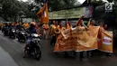 Kader Partai Hanura versi Sariffudin Sudding melakukan Long March sambil membawa spanduk menuju kediaman Dewan Pembina Partai Hanura Wiranto di Cipayung, Jakarta, Kamis (18/1). (Liputan6.com/JohanTallo)