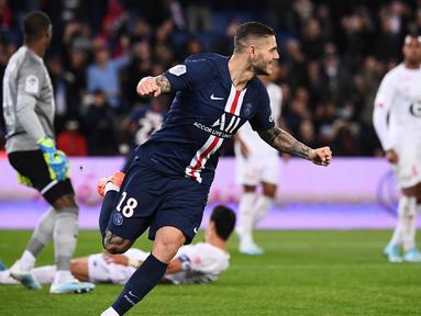Striker PSG, Mauro Icardi, merayakan gol yang dicetaknya ke gawang Lille pada laga Ligue 1 Prancis di Stadion Parc des Princes, Paris, Jumat (22/11). PSG menang 2-0 atas Lille. (AFP/Franck Fife)
