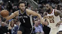 Pemain San Antonio Spurs, Kyle Anderson (kiri) mencoba melewati adangan pemain Cavaliers, LeBron James (23) pada lanjutan NBA di basketball game di AT&T Center, San Antonio, (23/1/2018). Spurs menang atas Cleveland 114—102. (AP/Eric Gay)