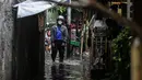 Kondisi banjir yang menggenangi lingkungan rumah tempat tinggal mereka di kawasan kecamatan Kebayoran Baru, Jakarta, Senin (25/01/2021). Hujan deras yang mengguyur Jakarta hari ini, Senin (25/1) menyebabkan terjadinya banjir di kawasan permukiman tersebut. (Liputan6.com/Johan Tallo)